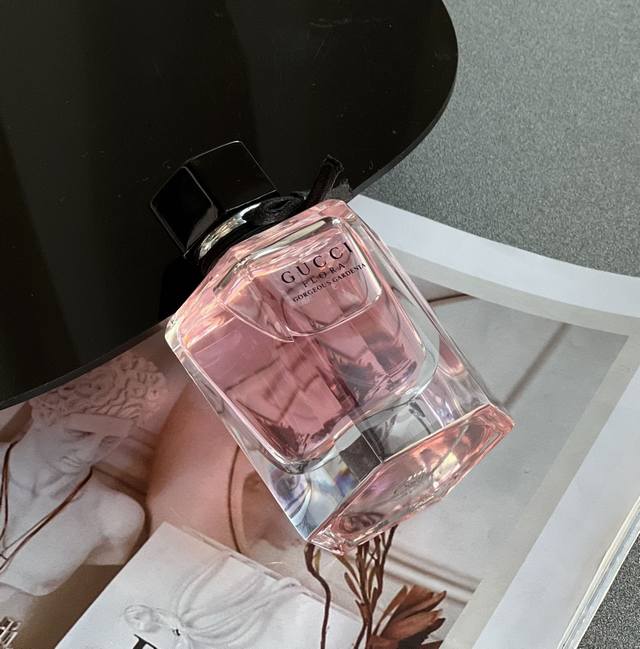 原单品质 所有爱之间最甜的味道 品名:Gucci Flora 古驰绚丽栀子花女士香水 规格:50Ml 这款味道真的很棒！甜甜的很温柔，像被花香包裹住，粉粉嫩嫩的