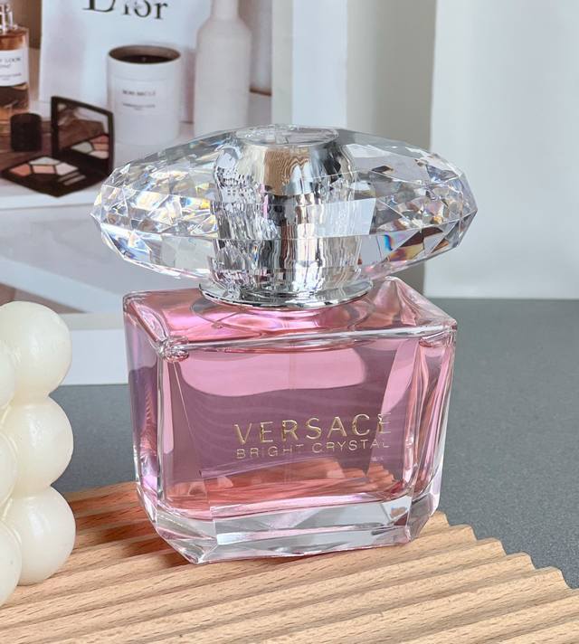 原单品质 Versace 范思哲 粉钻女士香水 规格:90Ml 前调：柚子 石榴 中调：牡丹花 木兰花 荷花 后调：桃花心木 植物琥珀 麝香 迷人而诱人的香气，