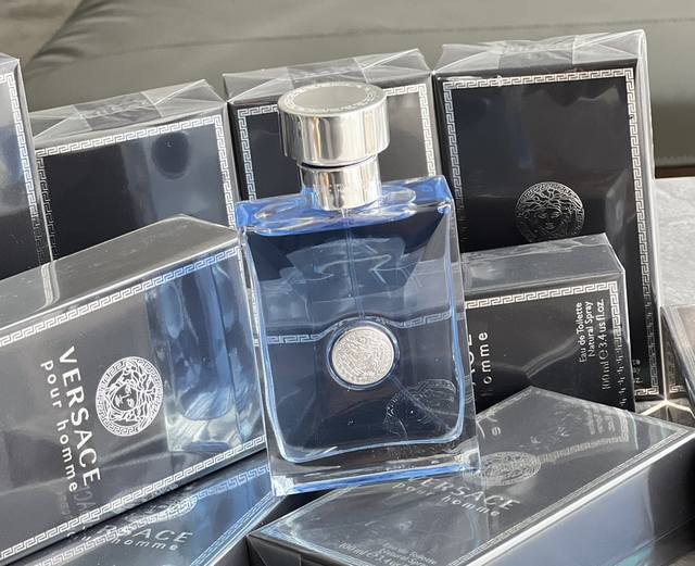 原单品质 名不虛传范思哲 同名经典 Versace pour Homme斩女香 闻起来犹如地中海阳光的味道～ 热情又充满活力男朋友的味道，女生都超爱的一款香～令