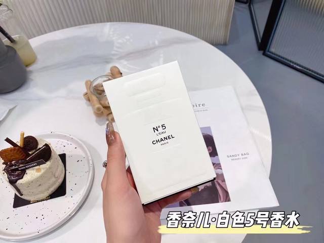 原单品质 Chanel香奈儿N.O5号之水 Ml 一直是清新调香水的忠实拥趸，春夏适合自不必说，即使冬天使用，我觉得这类香调同样也可以带来清冽是美好。 不过说到