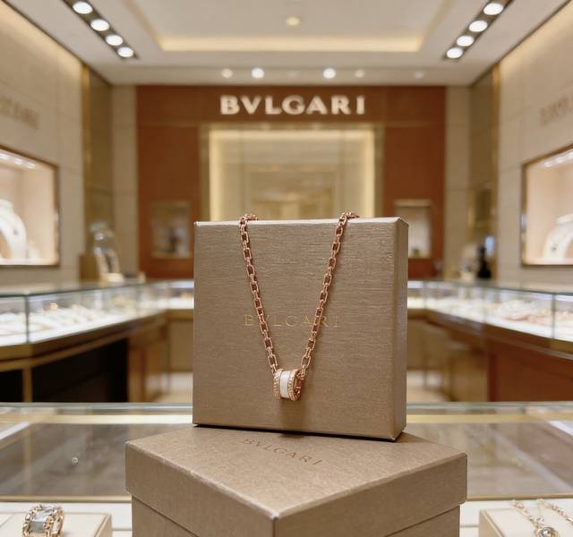 宝格丽项链V金材质 Bvlgari宝格丽 Divas‘ Dream 系列 品相完美，细节无敌，那种独特的色泽完全无可挑剔，再缀以经典指环外形设计，简约之余却又优