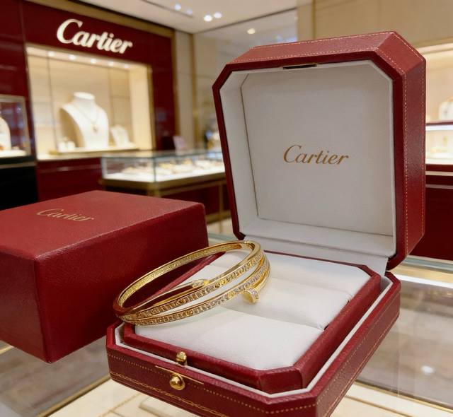 Cartier bracelet/bangle in V gold, perfect condition, impeccable details, the un