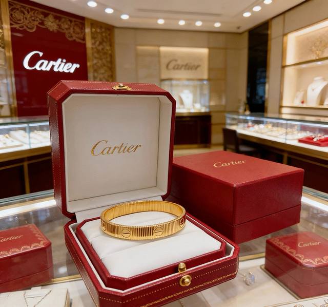 Cartier bracelet/bangle in V gold, perfect condition, impeccable details, the un