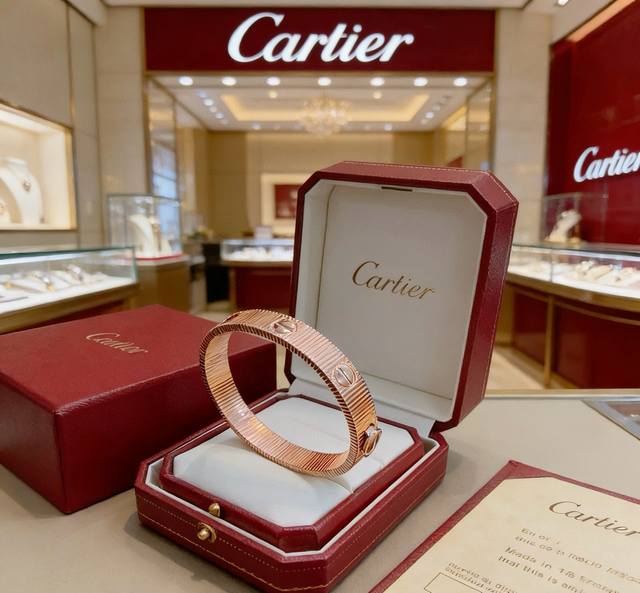 Cartier bracelet/bangle in V gold, in perfect condition with impeccable details.