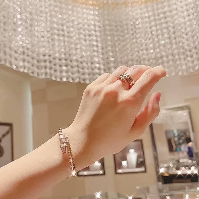 我们出品 宝格丽蛇手镯带钻 Zp90 300+认准唯一一家真正购入珠宝类Zp开发的，可订做真金真钻，只做对版Zp真金货，pk市面各种金货量大咨询客Fu Serp