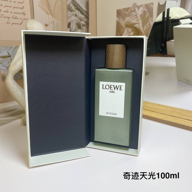 原单品质 罗意威奇迹天光女款淡香水 Ml Loewe Aire Sutileza 马德里天光系列中花香最迷人、感觉最微妙的诠释。 这款花香清新宜人的香水,以柑橘 原单品质 罗意威奇迹天光女款淡香水 Ml Loewe Aire Sutileza 马德里天光系列中花香最迷人、感觉最微妙的诠释。 这款花香清新宜人的香水,以柑橘