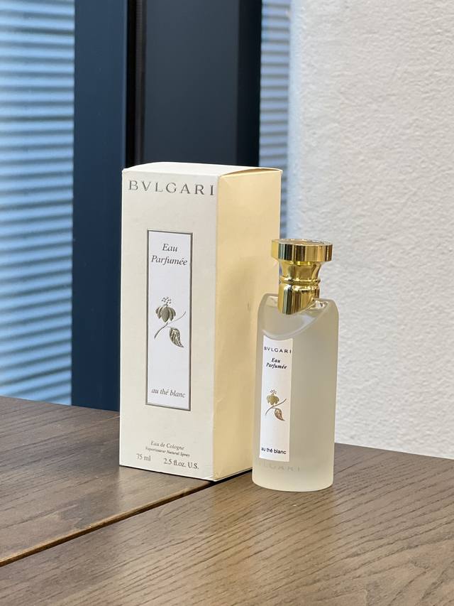 原单品质 宝格丽 新香来袭 宝格丽 白茶 Au The Blanc白茶茶香香水 白茶温柔半两、从容一生，陈粒的一句歌词“都清醒，都独立”。很多人心中，是符合白茶