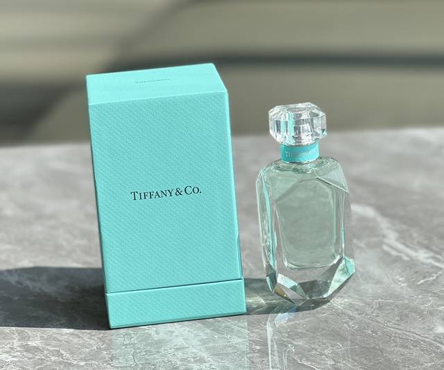 Original Quality A captivating, elegant yet playful summer fragrance The bottle,