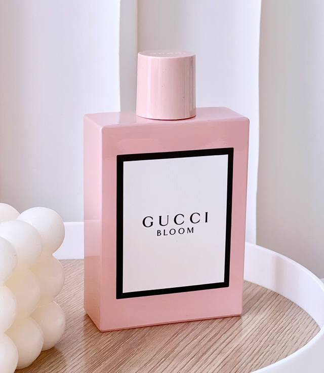 原单品质 Gucci古驰-花悦沁意 喷上后～有种在开满花的花园里溜达，满室香气久久不散的感觉。这一花束中有茉莉，夜来香，鸢尾花，晚香玉以及金银花，你会感觉置身于