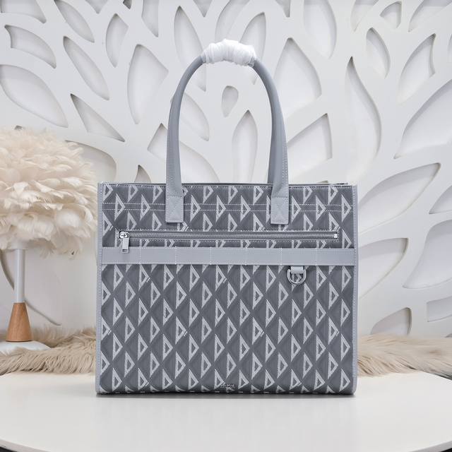 Dior-迪奥专柜最新款手提包 购物袋官网同步 原单品质 这款Safari手袋是本季新品 采用迪奥灰Cd Diamond 图案帆布精心制作 手感超赞 正面饰以D