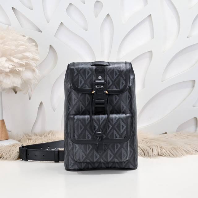 Dior-迪奥专柜最新款斜挎包官网同步 原单品质 这款Dior Hit The Road 是本季新品 采用迪奥黑Cd Diamond 图案帆布精心制作 手感超赞