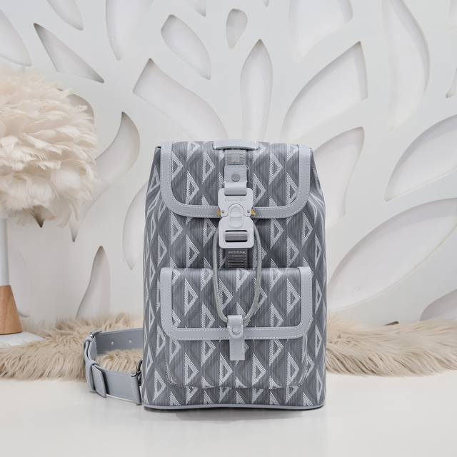 Dior-迪奥专柜最新款斜挎包官网同步 原单品质 这款Dior Hit The Road 是本季新品 采用迪奥灰Cd Diamond 图案帆布精心制作 手感超赞