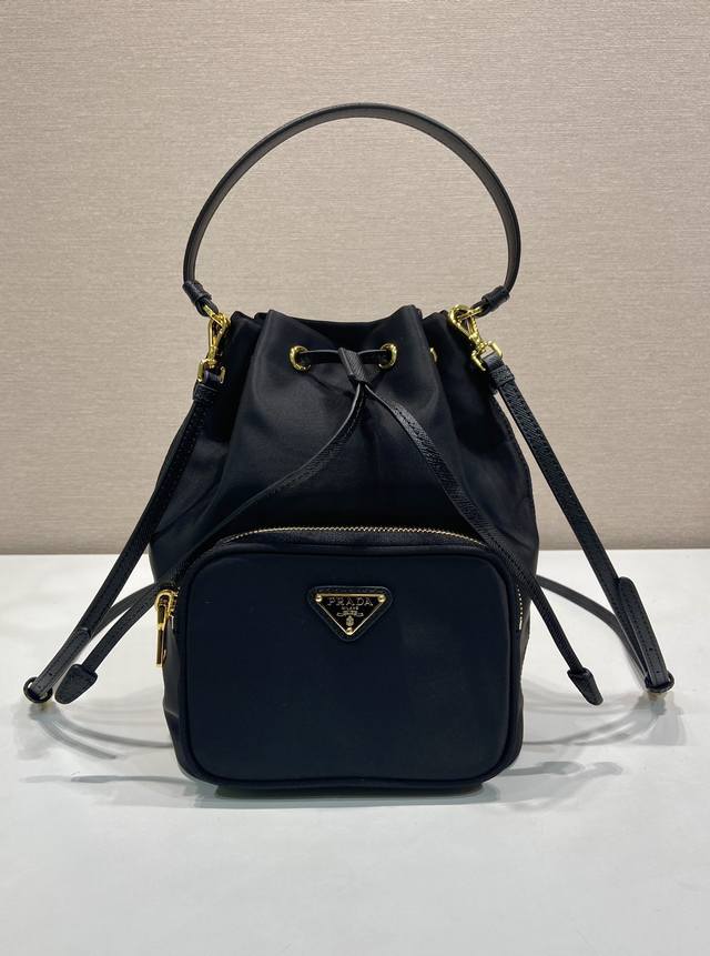 Classic Style 1Bh038 Upgraded Version This bucket bag is made of imported nylon