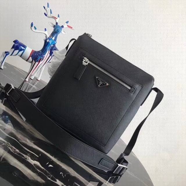 New single-shoulder messenger bag 2Vh062 is now available! Made of top-quality o