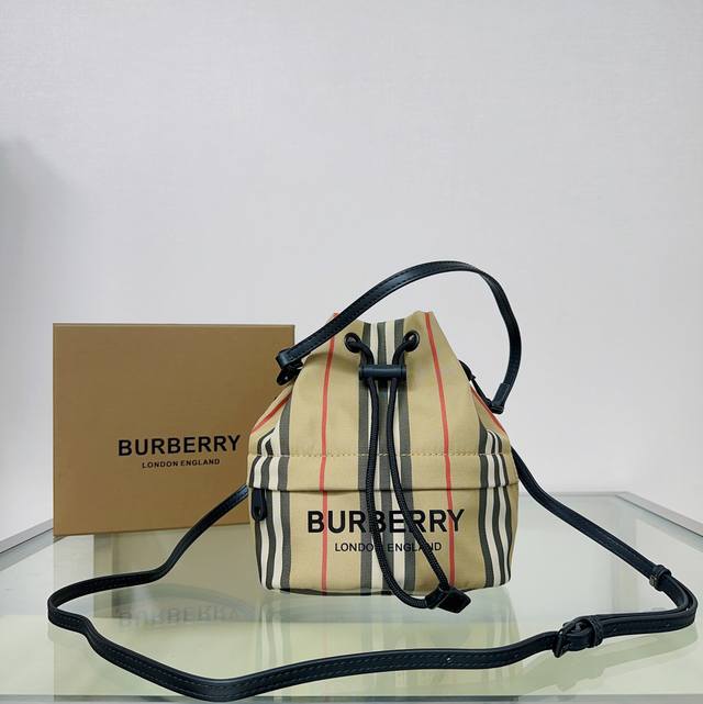 原厂皮 顶级质量，王炸款Bur收纳小水桶搭配格纹元素 更加经典休闲亮点是非常轻！空间大容易收纳！尺寸：18X19.5
