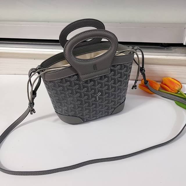 戈家菜篮子Beluga 迷你包专为改善日常生活而设计。棉麻质地的内袋，配以低调实用的抽绳，通过可拆卸和可调节肩带，这款包还可用作单肩包或斜挎包款号:戈家菜篮子