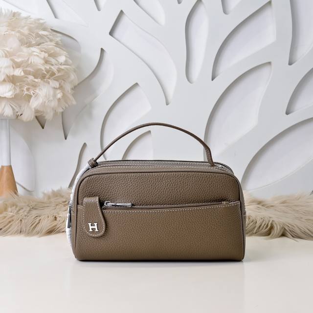 Hermes - The latest men's clutch bag from Hermes is made of top-grade calfskin,