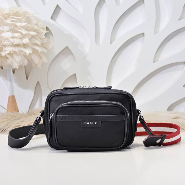 Bally-巴利最新款男士斜挎包采用原版布料配皮制作 手感超赞 版型超正 做工精致 细节完美 时尚休闲百搭 质量与质感都能衬托出你独特的品味 出街帅帅哒尺寸：2