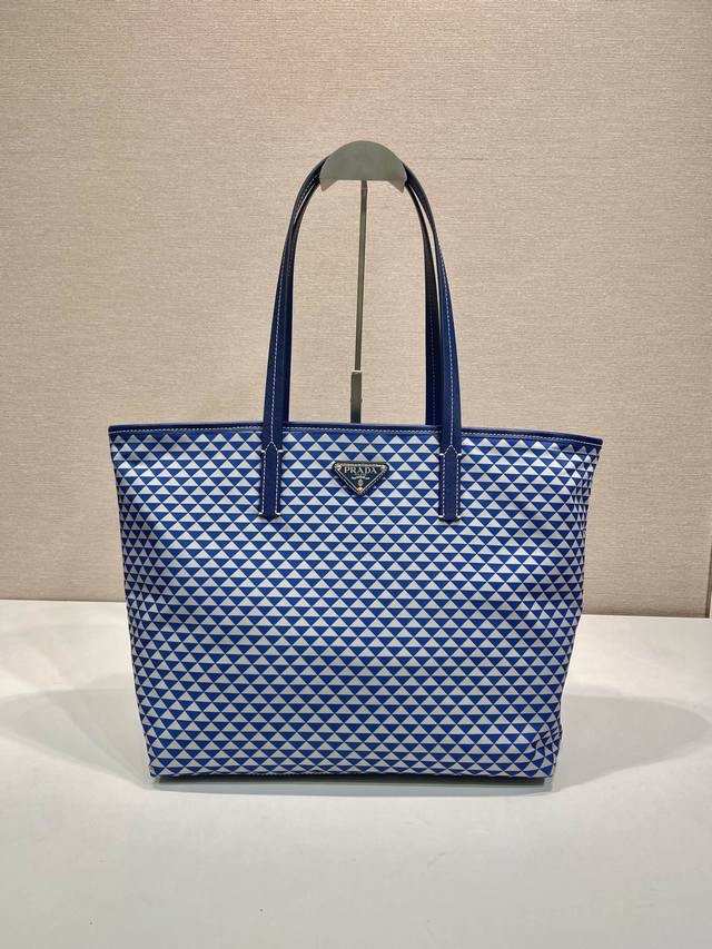 新款托特包1Bd552新品 这款Tessuto Triangulum托特包采用进口印花尼龙面料，配十字纹牛皮，三角形图案颜色吸睛夺目，容量空间大，真的巨能装上身