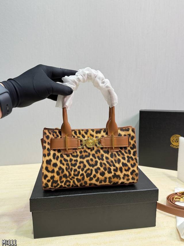 礼盒包装 Versace 范思哲 凯莉包因 许我耀眼 许妍同款而火，采用头层牛皮，压纹鳄鱼纹理，质感高级又耐用。金属扣设计精致，手提、单肩、斜挎都Ok，容量适中