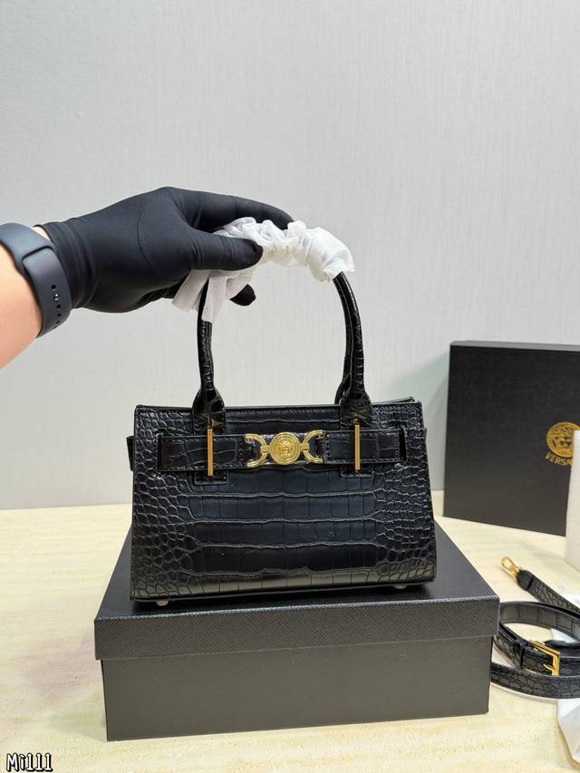 礼盒包装 Versace 范思哲 鳄鱼纹凯莉包因 许我耀眼 许妍同款而火，采用头层牛皮，压纹鳄鱼纹理，质感高级又耐用。金属扣设计精致，手提、单肩、斜挎都Ok，容