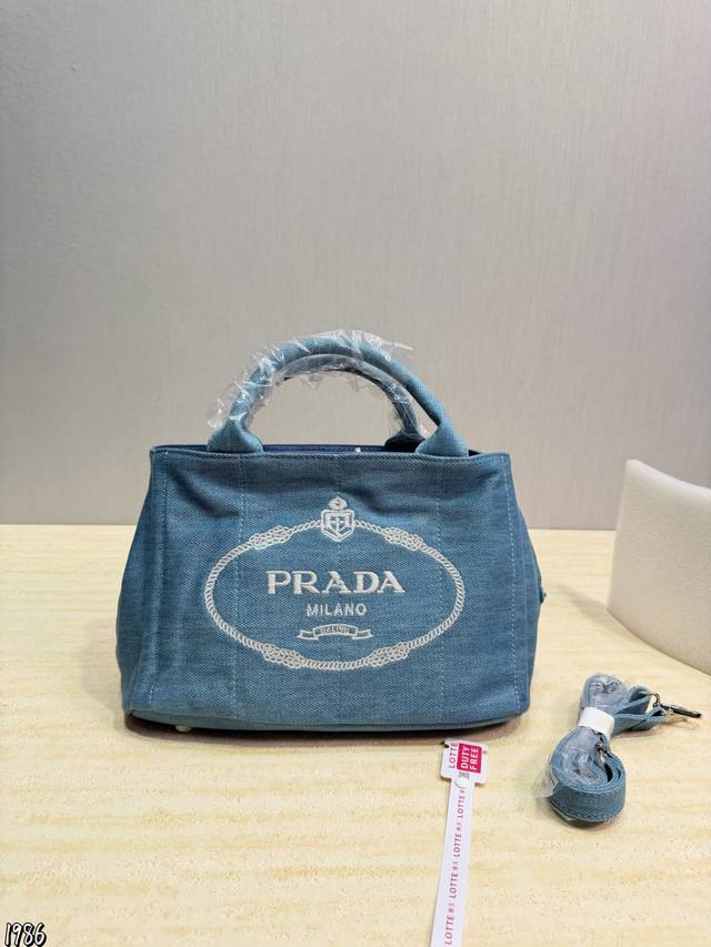 普拉达托特 又是心动prada托特的一天. 松弛慵懒的Tote包真的爱惨了 普拉达 Tote 购物袋 上身满满的高级感！ 日常通勤必备哦！ 尺寸：29 19