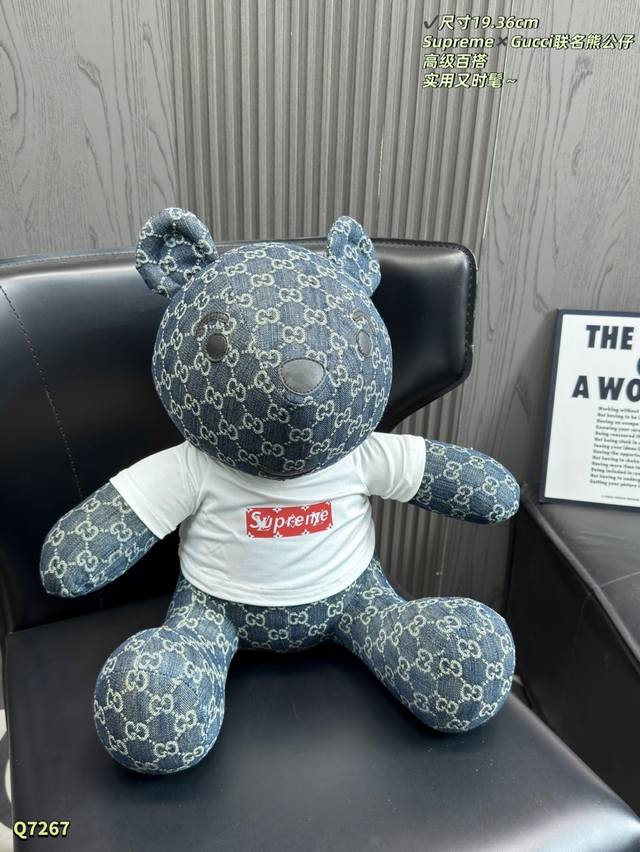 No box Size: 19.36Cm Supreme x Gucci collaboration cowboy bear plush toy. Denim