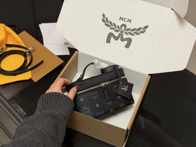 配盒 Mcm 新款盒子包 新款的内里和以前也是不一样的 小盒子自重很轻 类似化妆包的造型 小巧可爱 可手提可斜背可单肩 这款三个色 个人还是比较喜欢品牌棕色 尺 配盒 Mcm 新款盒子包 新款的内里和以前也是不一样的 小盒子自重很轻 类似化妆包的造型 小巧可爱 可手提可斜背可单肩 这款三个色 个人还是比较喜欢品牌棕色 尺