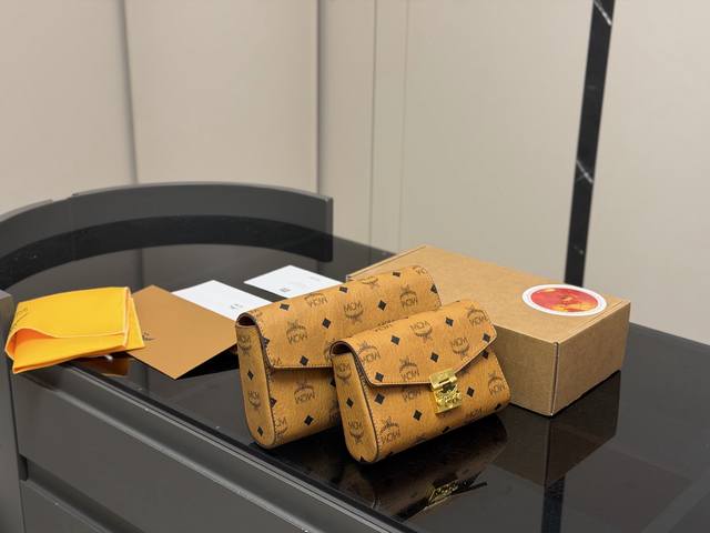 配飞机盒 顶级原版品质出货 Mcm 链条包 青岛原单 全套包装如图 保证实拍质量 Size:23*14Cm 大 18*13Cm 小 配飞机盒 顶级原版品质出货 Mcm 链条包 青岛原单 全套包装如图 保证实拍质量 Size:23*14Cm 大 18*13Cm 小
