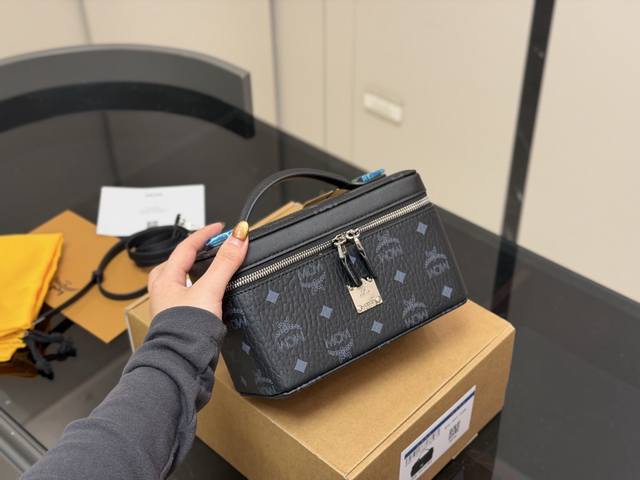 Mcm箱子包 ¥pp 小箱包出了一款又一款, Mcm的Berlin系列, 脑洞大开的创意总监把化妆箱也直接变成了一款Mcm Rockstar手袋! 超级实用百搭 Mcm箱子包 ¥pp 小箱包出了一款又一款, Mcm的Berlin系列, 脑洞大开的创意总监把化妆箱也直接变成了一款Mcm Rockstar手袋! 超级实用百搭