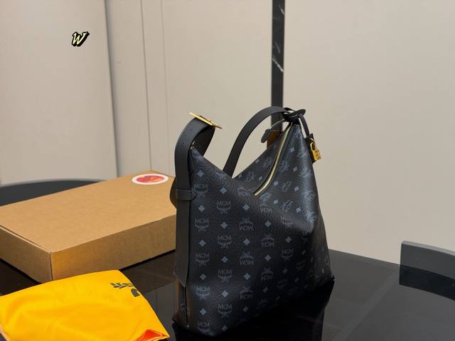 飞机盒 Size:35.33Cm Mcm牛角包 新品 原单!青岛出品 Hobo首发 简单大方好搭配 快快种草吧! 飞机盒 Size:35.33Cm Mcm牛角包 新品 原单!青岛出品 Hobo首发 简单大方好搭配 快快种草吧!