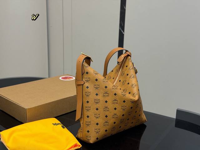 飞机盒 Size:35.33Cm Mcm牛角包 新品 原单!青岛出品 Hobo首发 简单大方好搭配 快快种草吧! 飞机盒 Size:35.33Cm Mcm牛角包 新品 原单!青岛出品 Hobo首发 简单大方好搭配 快快种草吧!