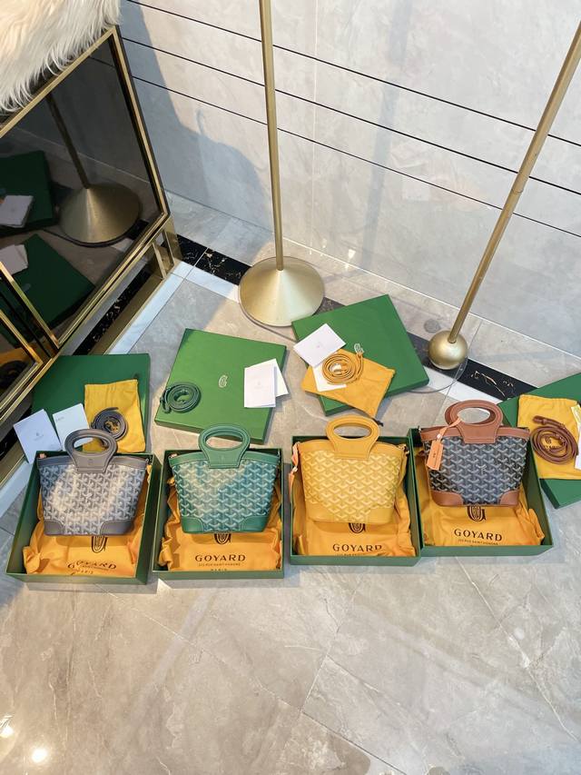 折叠礼盒包装 Goyard Beluga菜篮子 曾经的中古大手提菜篮 生Bb 啦！！ 果真任何包包变小后都很可爱 不过呢，这只是可爱得来还有一丝仪式感 因为这对