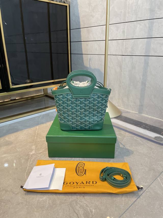 折叠礼盒包装 Goyard Beluga菜篮子 曾经的中古大手提菜篮 生Bb 啦！！ 果真任何包包变小后都很可爱 不过呢，这只是可爱得来还有一丝仪式感 因为这对