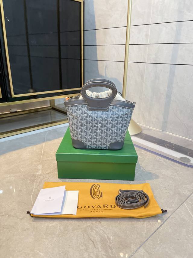 折叠礼盒包装 Goyard Beluga菜篮子 曾经的中古大手提菜篮 生Bb 啦！！ 果真任何包包变小后都很可爱 不过呢，这只是可爱得来还有一丝仪式感 因为这对