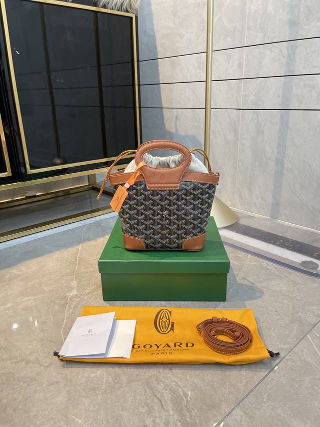 折叠礼盒包装 Goyard Beluga菜篮子 曾经的中古大手提菜篮 生Bb 啦！！ 果真任何包包变小后都很可爱 不过呢，这只是可爱得来还有一丝仪式感 因为这对