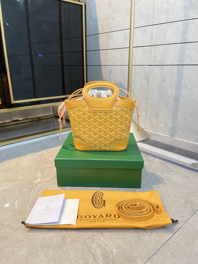折叠礼盒包装 Goyard Beluga菜篮子 曾经的中古大手提菜篮 生Bb 啦！！ 果真任何包包变小后都很可爱 不过呢，这只是可爱得来还有一丝仪式感 因为这对