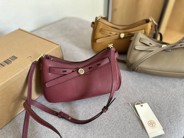 折叠礼盒包装 Tory Burch｜新品Romy Romy新成员，星月包型蛮推荐的～荔枝纹皮面质感拉满，五金精致到细节，配色也很秋冬百搭 一包两背：斜挎随性，腋