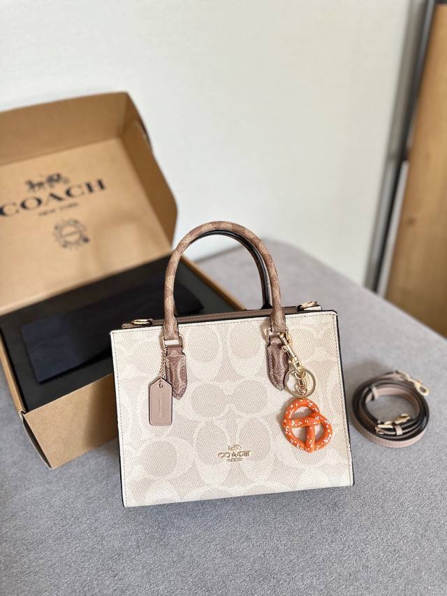 Comes with a pendant and gift box. Coach's new Maggie bag. Stylish and elegant.