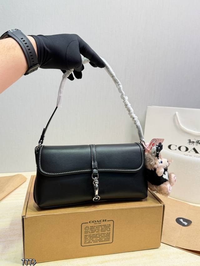 Coach Hamptons new underarm bag Simple design, lightweight and comfortable to ca