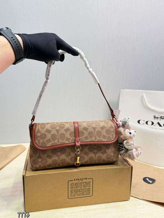 Coach Hamptons new underarm bag Simple design, lightweight and comfortable to ca