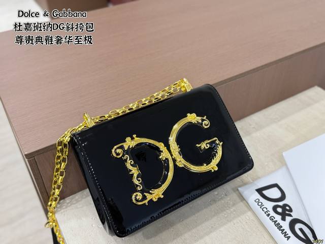 配盒 Dolce & Gabbana 杜嘉班纳Dg斜挎包 尊贵典雅的外形优质面料 奢华至极 与生俱来的英伦气息 高端品质独家订制 尺寸： 21 14