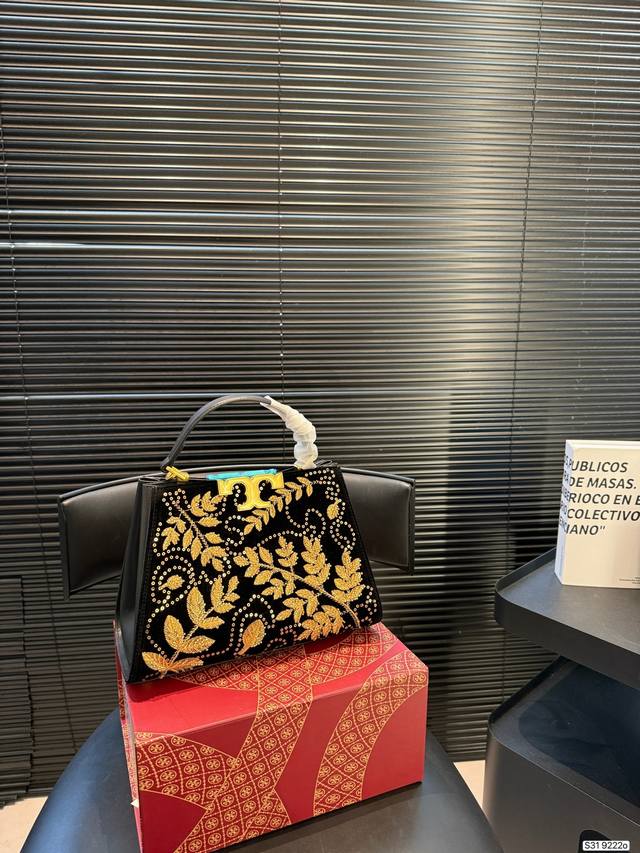 Comes with a folding box Tory Birch Tb shoulder bag Retro elegance, a timeless c