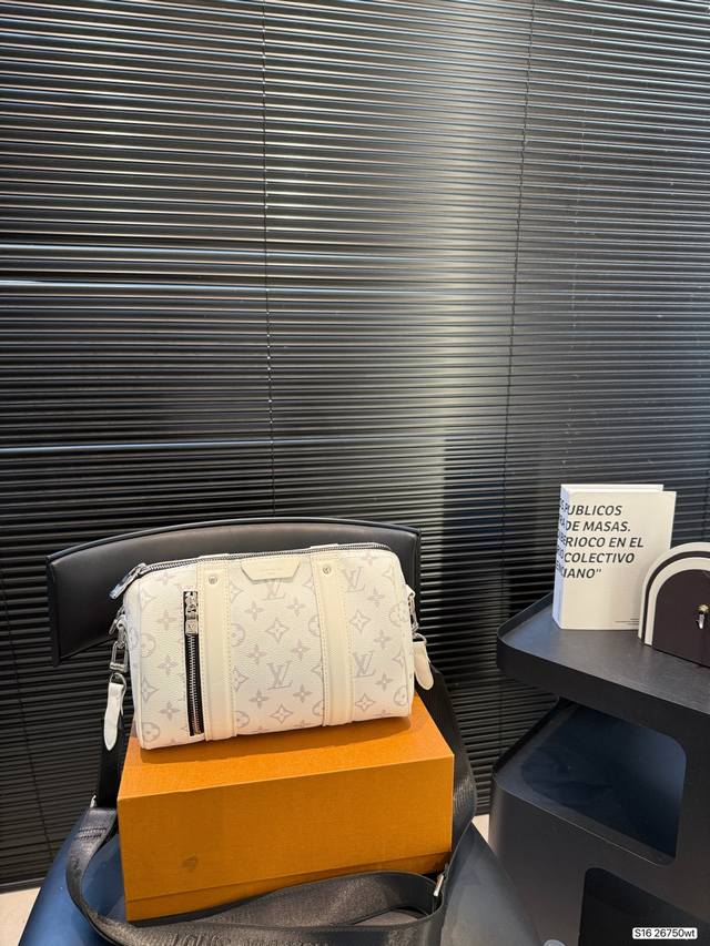 Lv枕头 路易威登Keepall 25 奶油白色实物质感十足，容量很大，也可斜挎，可手提 男女都可以背哦 不管是健身、出行 还是学会都适用 日常必备款 尺寸25