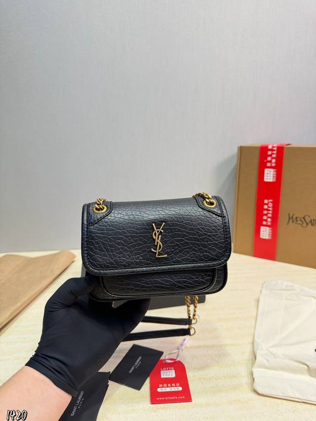 礼盒包装 圣罗兰新出的Mini Nike好好看呀！ 古银色的Logo酷感十足 空间一如既往的能装，单肩斜挎都可以 滑动式链条肩带提供肩背和斜挎两种携带方式，古银