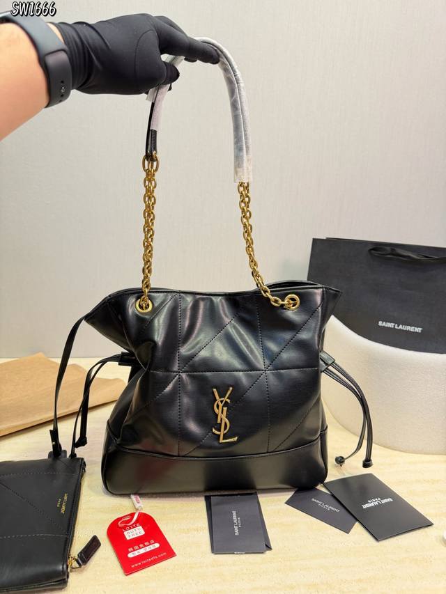 礼盒包装 圣罗兰 Ysl 抽绳福袋包 又能装又能凹造型的Ysl福袋 背上身时髦感拉满 包口抽绳设计 安全感满满 日常凹造型都不是问题尺寸26*20