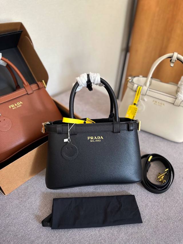 牛皮 折叠礼盒包装 尺寸29*18Cm 普拉达 prada 手提腋下斜挎包 质感很高级 容量超级大也很耐用 日常出街背它回头率百分百 就是这种随性慵懒感