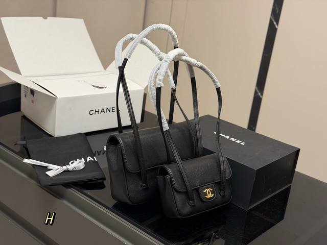 全套包装 Size：23.16Cm 17.12Cm 被Jennie带火的 香奈儿 26C 口盖包 超挺包型！ 双 C锁扣一扣就是经典牌面~ 肩带长度刚好卡在腋下