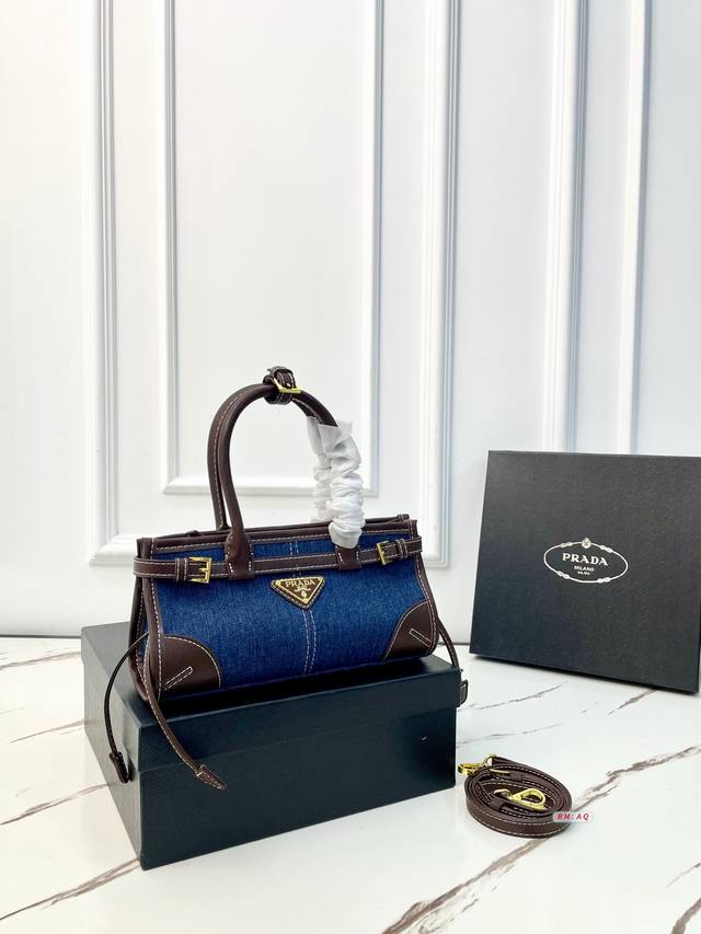 配盒 普拉达prada Bonnie法棍包，牛仔布+皮革拼接，复古又摩登！正面三角金属Logo超有辨识度。手提Or斜挎都Ok，配可拆卸肩带，日常通勤、休闲出街都