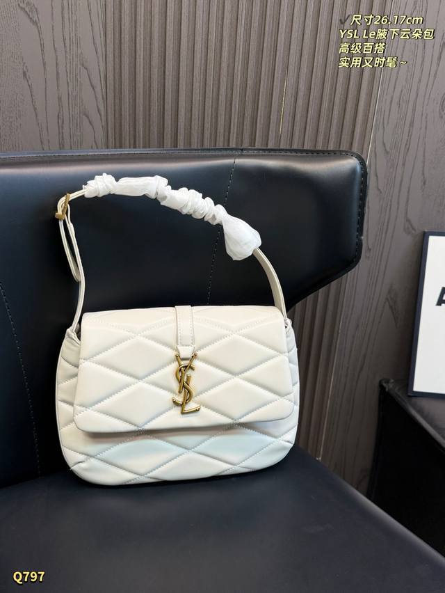双盒包装 尺寸：26.17Cm Ysl Le 57白色菱格腋下包，搭配金色Logo，简约又超有辨识度。菱格绗缝工艺，手感细腻，尺寸26×17Cm，日常通勤、出街